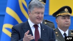 Петр Порошенко на военном параде в Киеве, 24 августа 2016